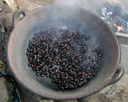 コーヒー豆の焙煎（現地にて）